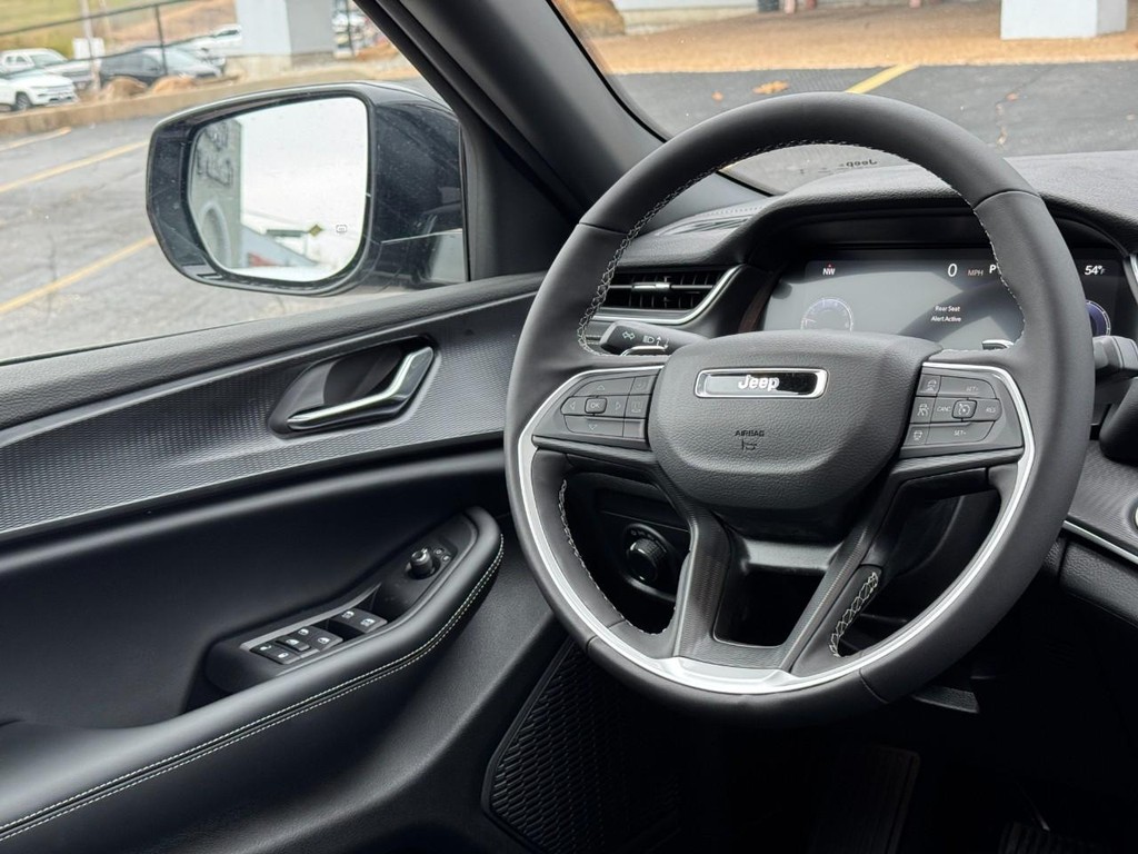 Jeep Grand Cherokee Vehicle Full-screen Gallery Image 08