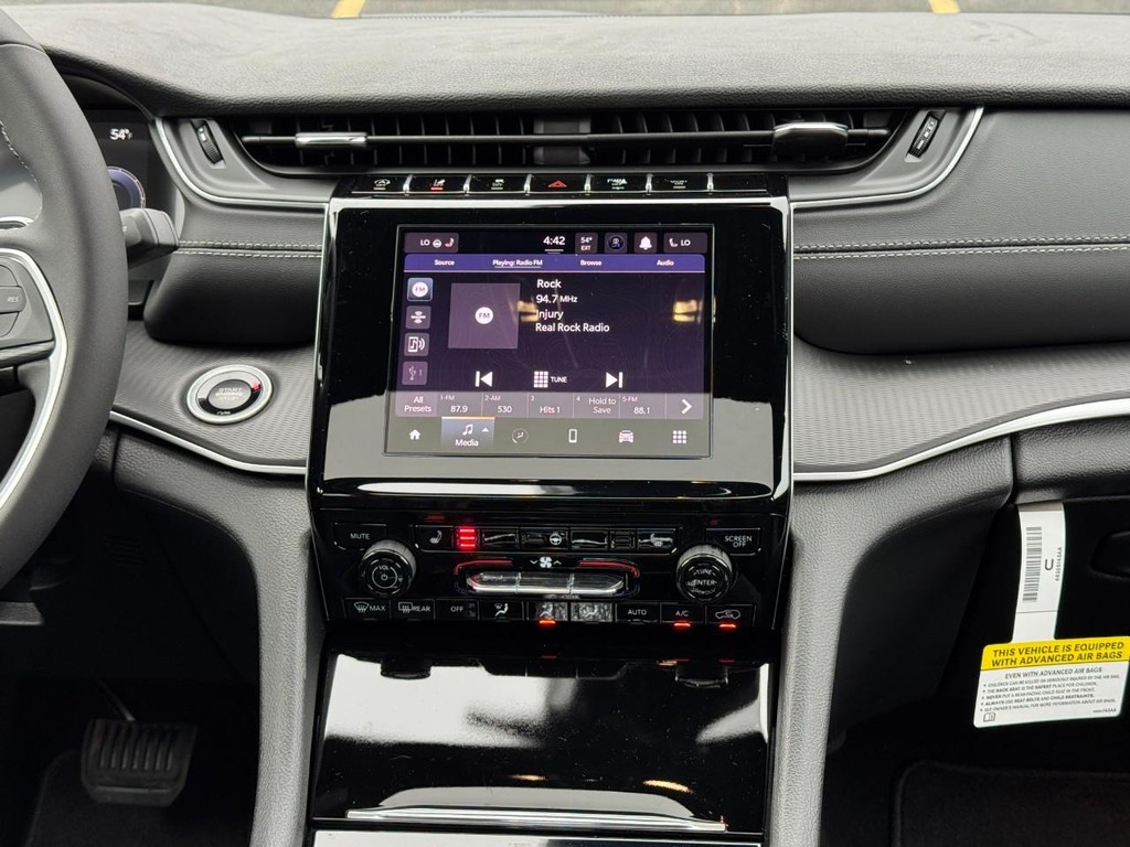 Jeep Grand Cherokee Vehicle Full-screen Gallery Image 09