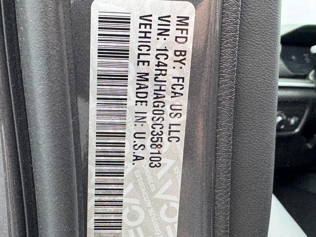 Jeep Grand Cherokee Vehicle Full-screen Gallery Image 17