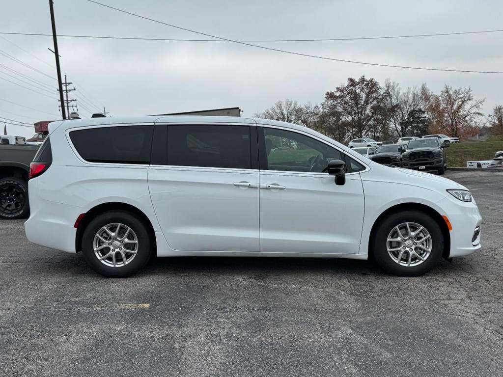 Chrysler Pacifica Vehicle Full-screen Gallery Image 02