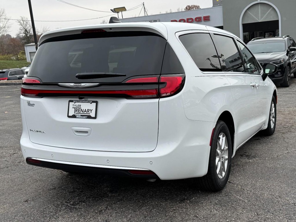 Chrysler Pacifica Vehicle Full-screen Gallery Image 03