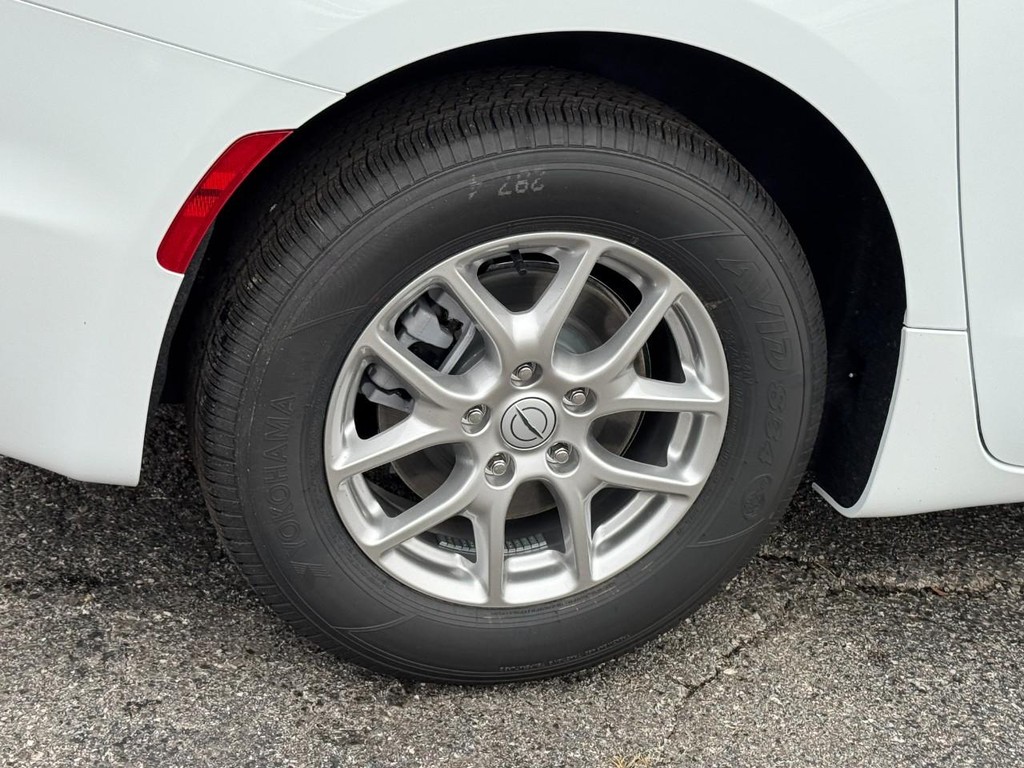 Chrysler Pacifica Vehicle Full-screen Gallery Image 04