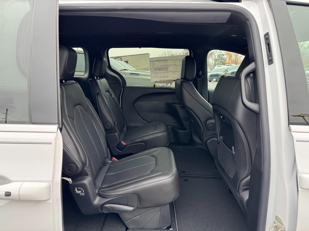 Chrysler Pacifica Vehicle Full-screen Gallery Image 05