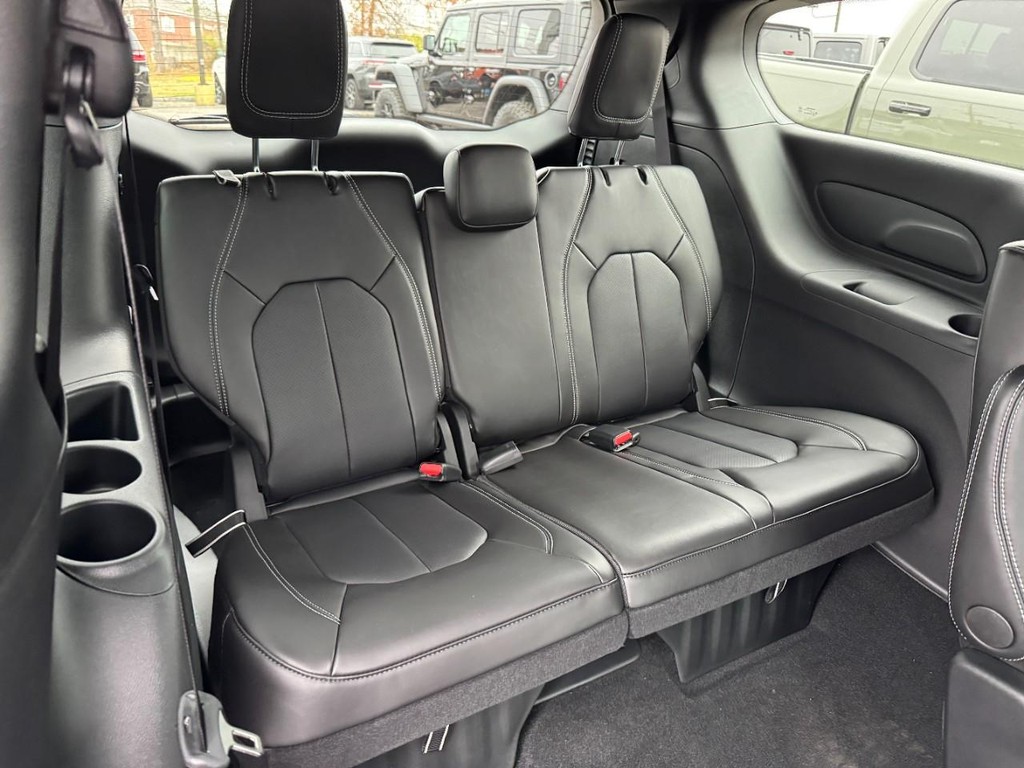 Chrysler Pacifica Vehicle Full-screen Gallery Image 06