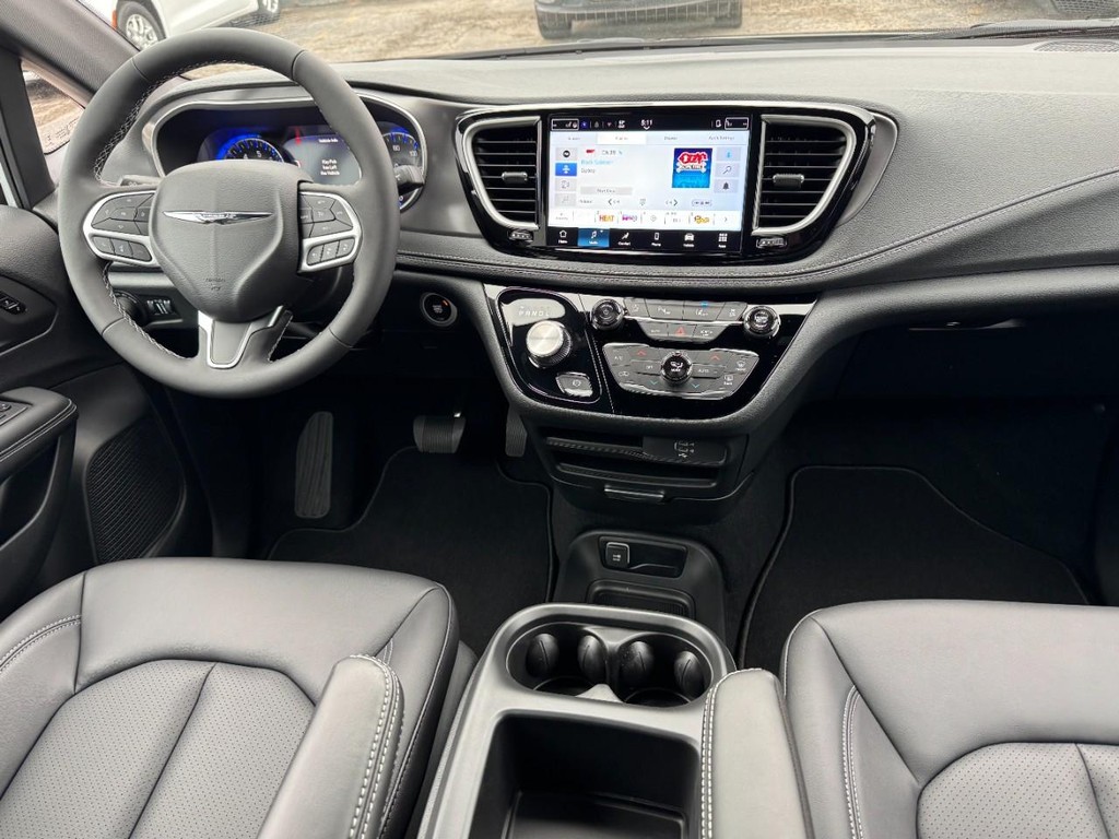 Chrysler Pacifica Vehicle Full-screen Gallery Image 07