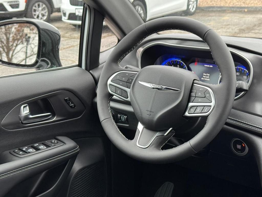 Chrysler Pacifica Vehicle Full-screen Gallery Image 08