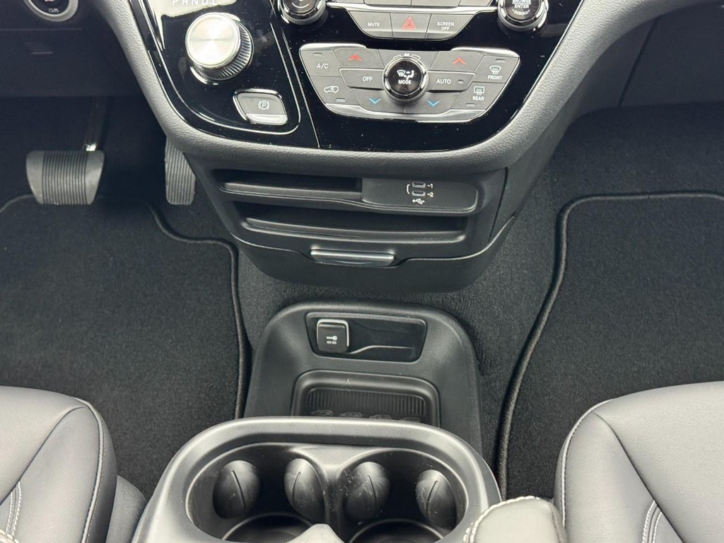 Chrysler Pacifica Vehicle Full-screen Gallery Image 10