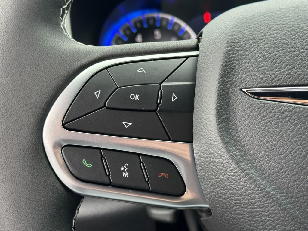 Chrysler Pacifica Vehicle Full-screen Gallery Image 12