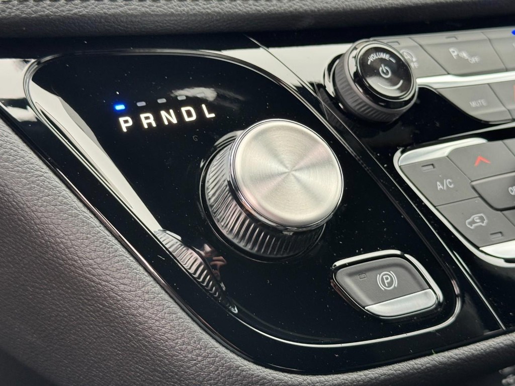 Chrysler Pacifica Vehicle Full-screen Gallery Image 14