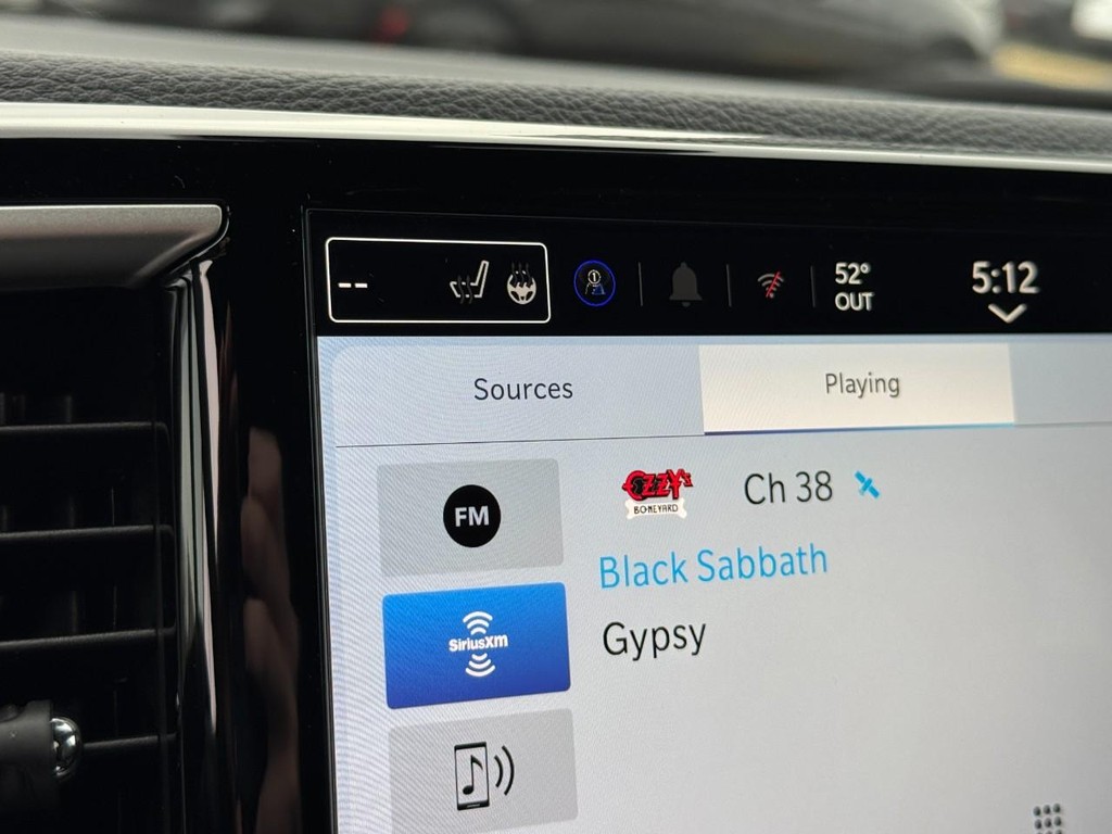 Chrysler Pacifica Vehicle Full-screen Gallery Image 16