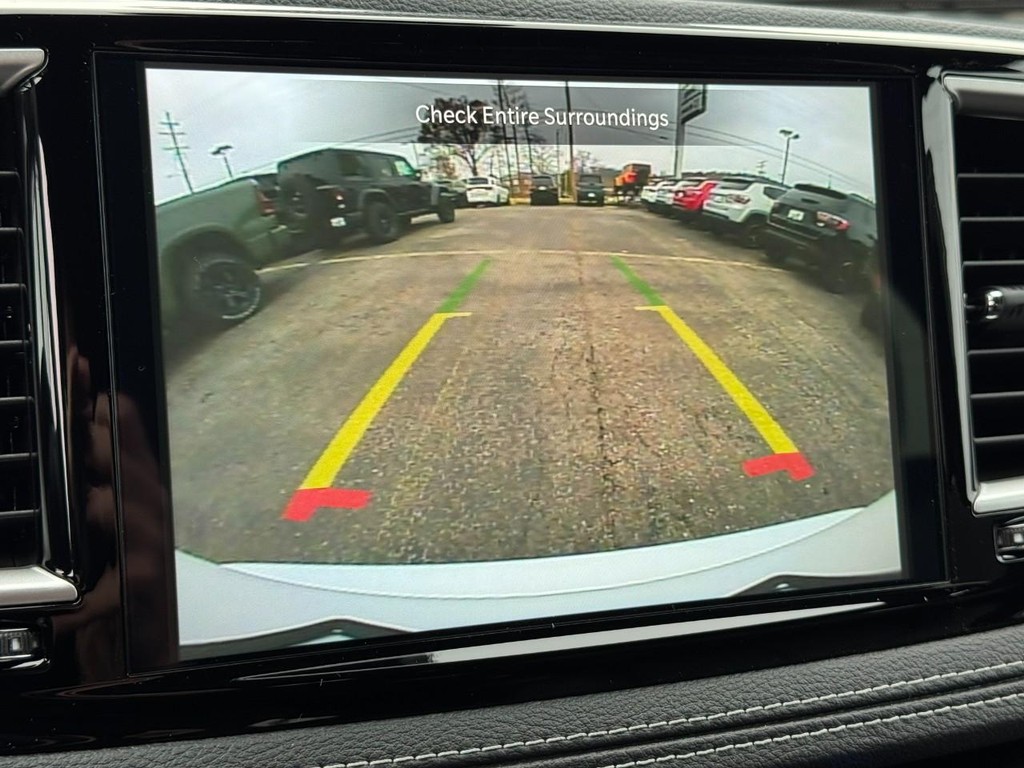 Chrysler Pacifica Vehicle Full-screen Gallery Image 17