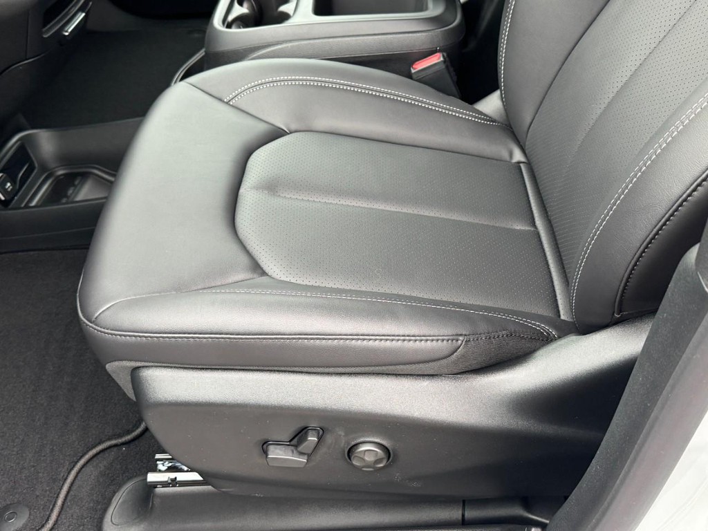 Chrysler Pacifica Vehicle Full-screen Gallery Image 18