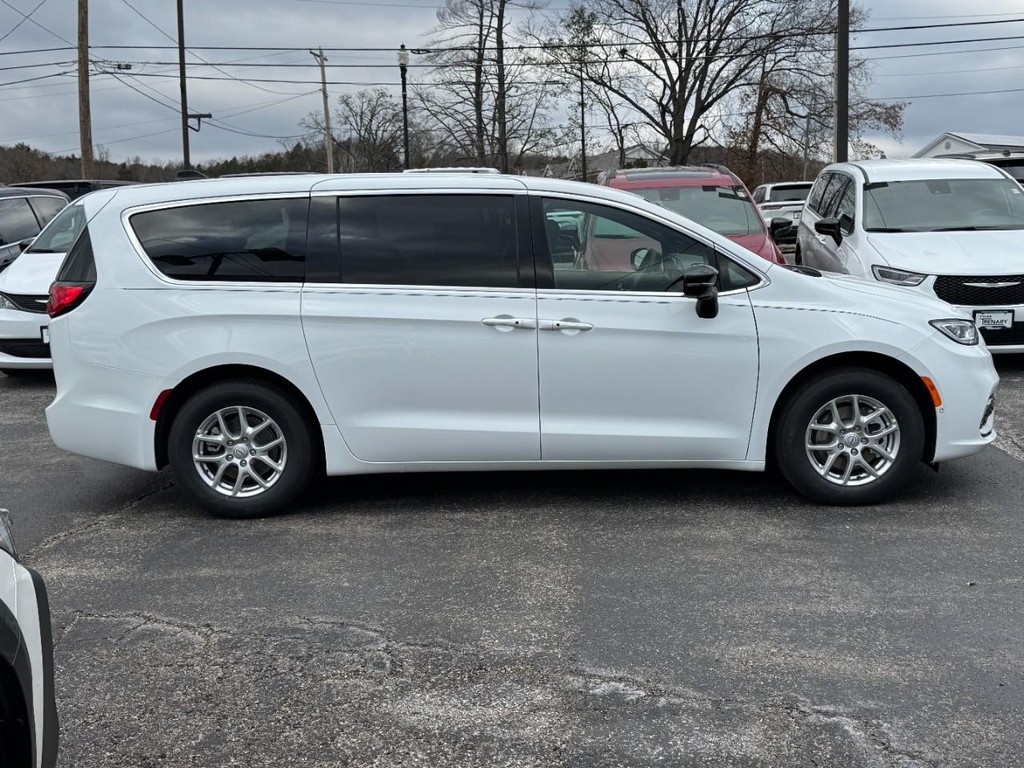 Chrysler Pacifica Vehicle Full-screen Gallery Image 02