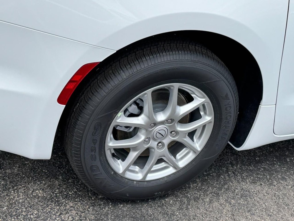 Chrysler Pacifica Vehicle Full-screen Gallery Image 04