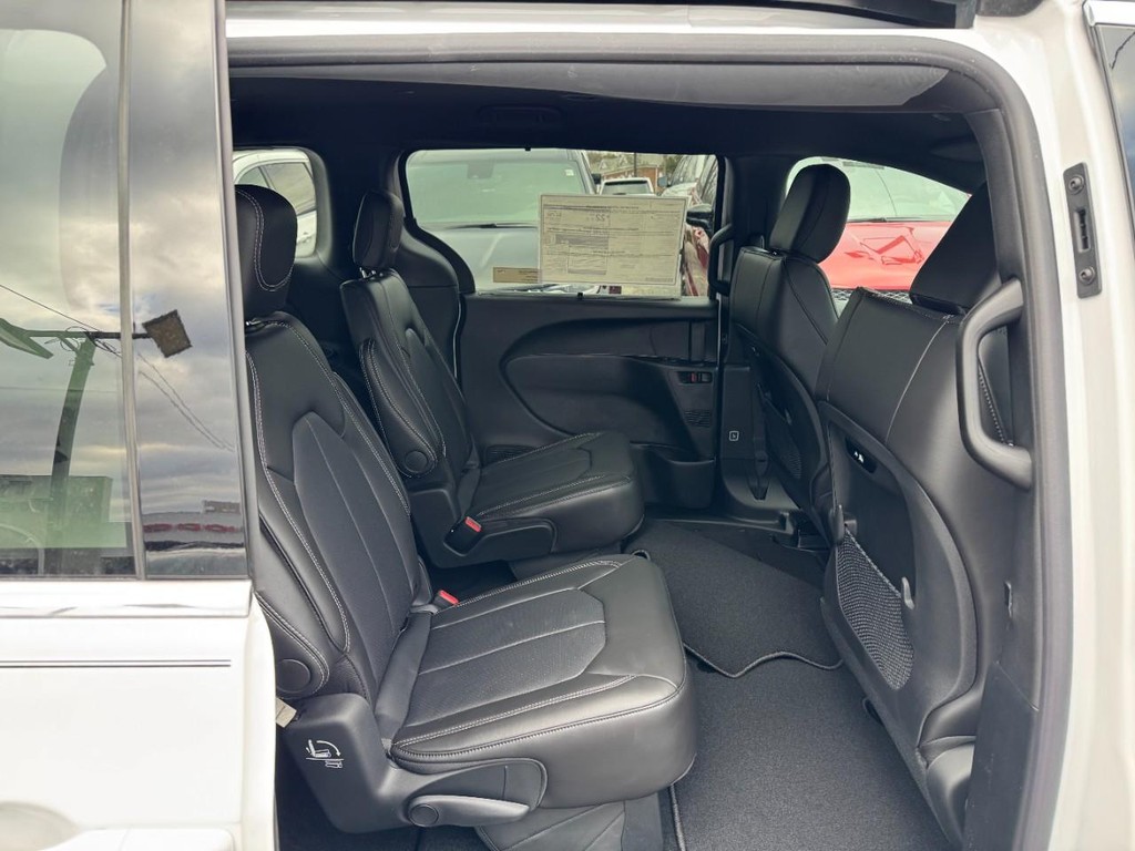 Chrysler Pacifica Vehicle Full-screen Gallery Image 05