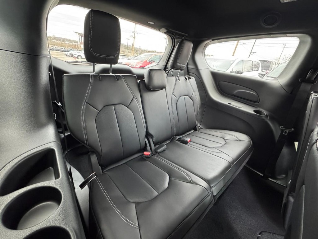 Chrysler Pacifica Vehicle Full-screen Gallery Image 06