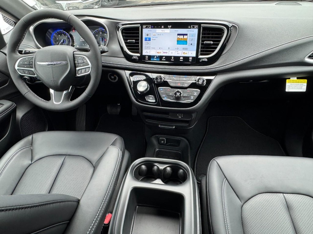 Chrysler Pacifica Vehicle Full-screen Gallery Image 07