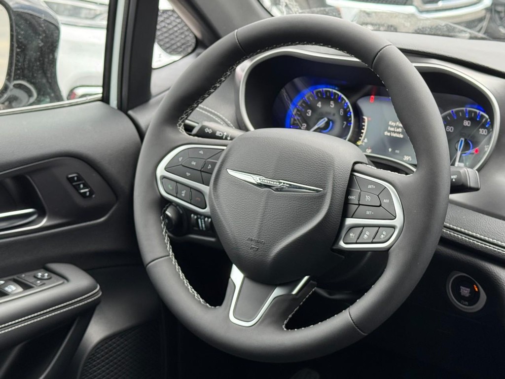 Chrysler Pacifica Vehicle Full-screen Gallery Image 08