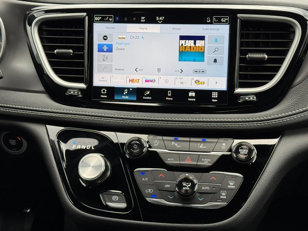 Chrysler Pacifica Vehicle Full-screen Gallery Image 09