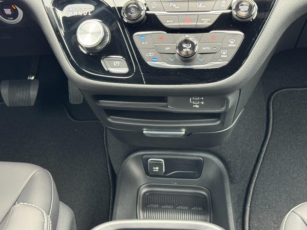 Chrysler Pacifica Vehicle Full-screen Gallery Image 10