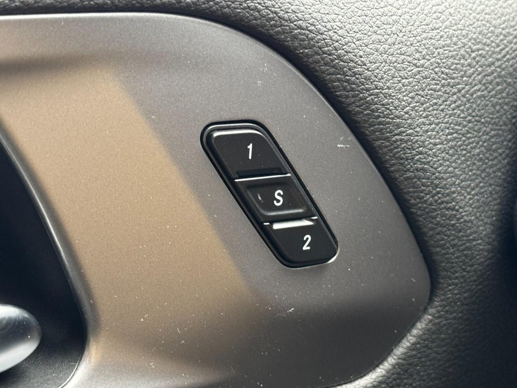 Chrysler Pacifica Vehicle Full-screen Gallery Image 11