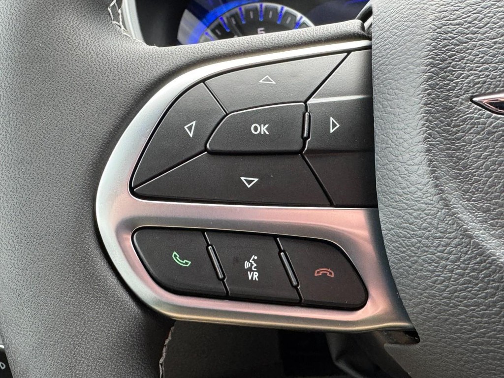 Chrysler Pacifica Vehicle Full-screen Gallery Image 12