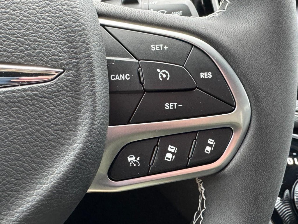 Chrysler Pacifica Vehicle Full-screen Gallery Image 13