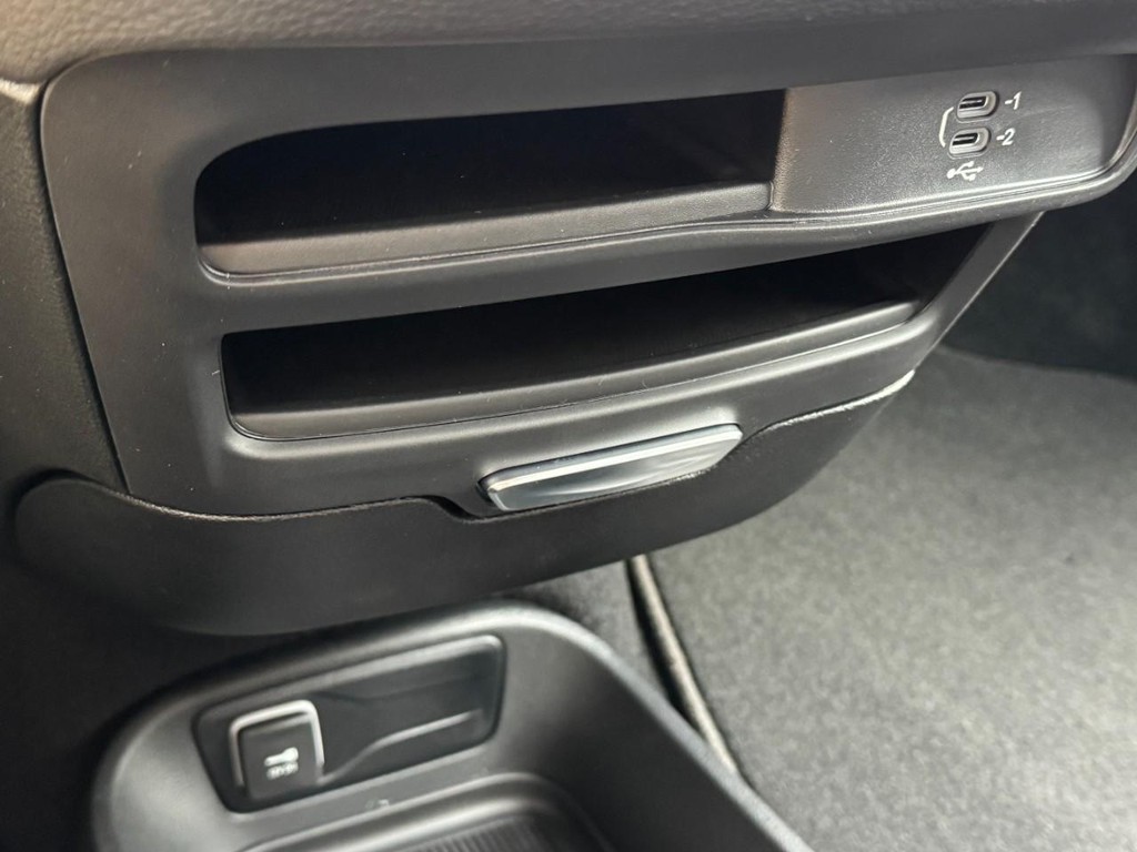 Chrysler Pacifica Vehicle Full-screen Gallery Image 15