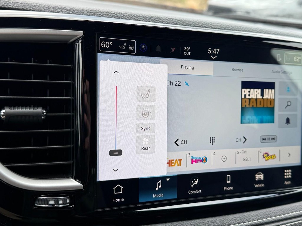 Chrysler Pacifica Vehicle Full-screen Gallery Image 16