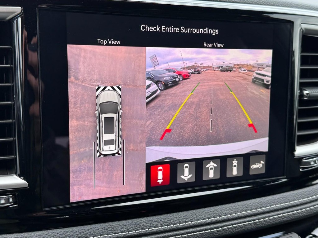 Chrysler Pacifica Vehicle Full-screen Gallery Image 17