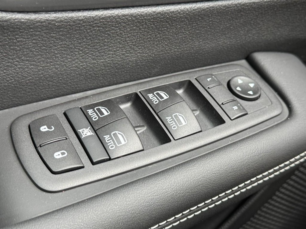 Chrysler Pacifica Vehicle Full-screen Gallery Image 18