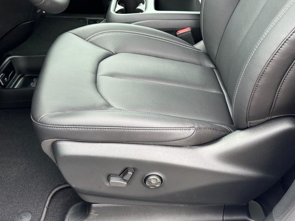 Chrysler Pacifica Vehicle Full-screen Gallery Image 19