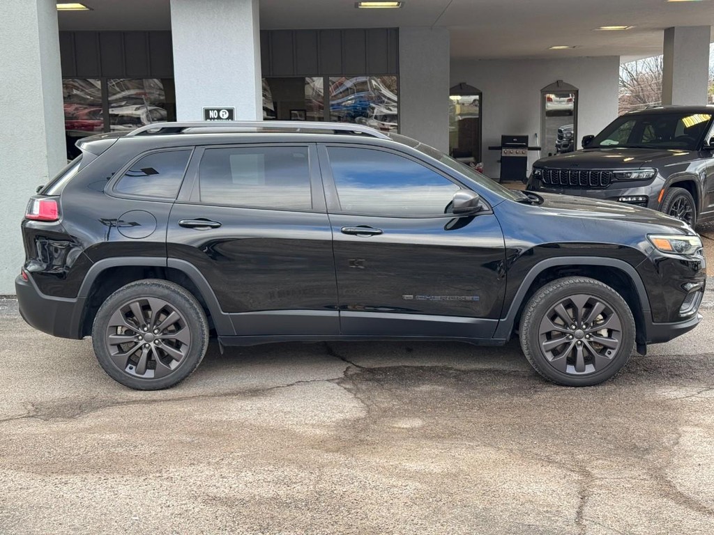 Jeep Cherokee Vehicle Full-screen Gallery Image 02