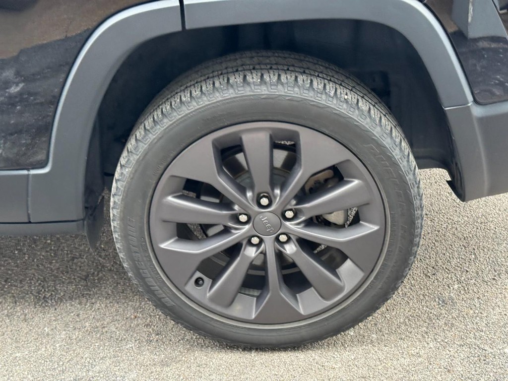 Jeep Cherokee Vehicle Full-screen Gallery Image 05