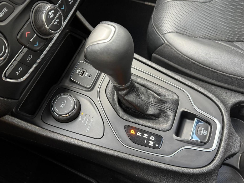 Jeep Cherokee Vehicle Full-screen Gallery Image 18