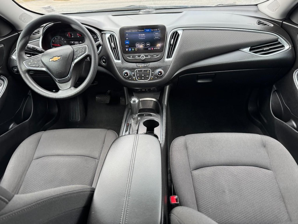 Chevrolet Malibu Vehicle Full-screen Gallery Image 11