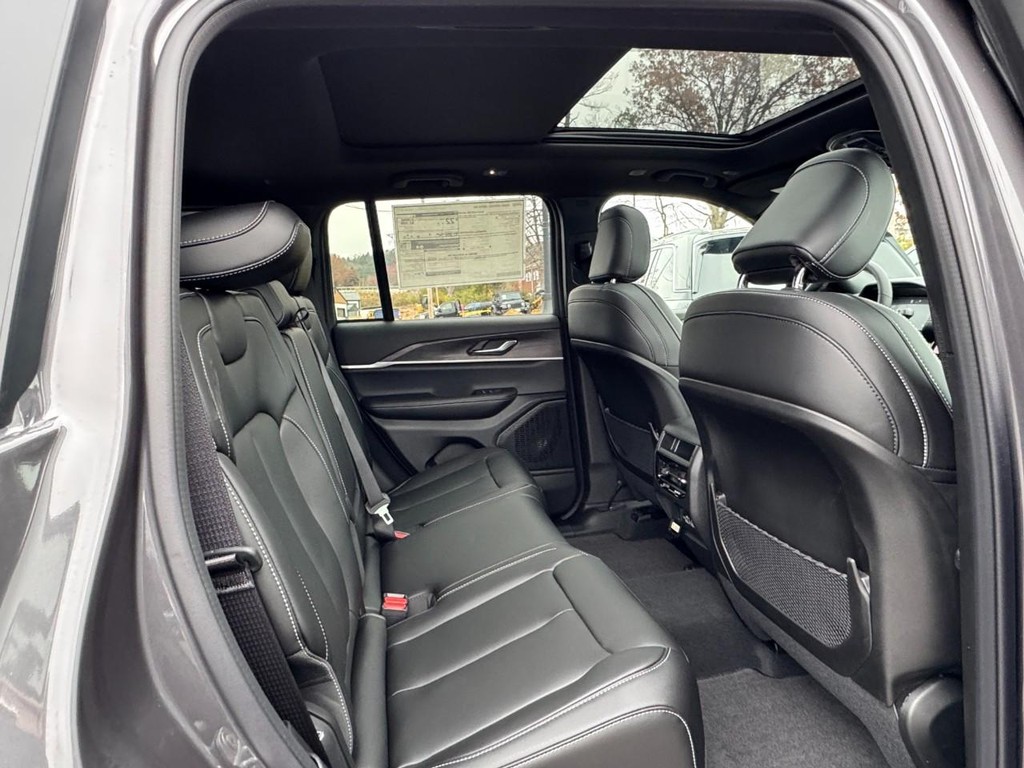 Jeep Grand Cherokee Vehicle Full-screen Gallery Image 05