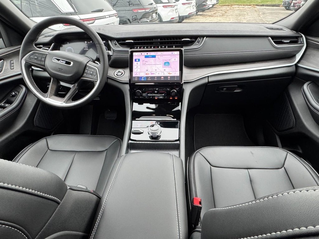 Jeep Grand Cherokee Vehicle Full-screen Gallery Image 06