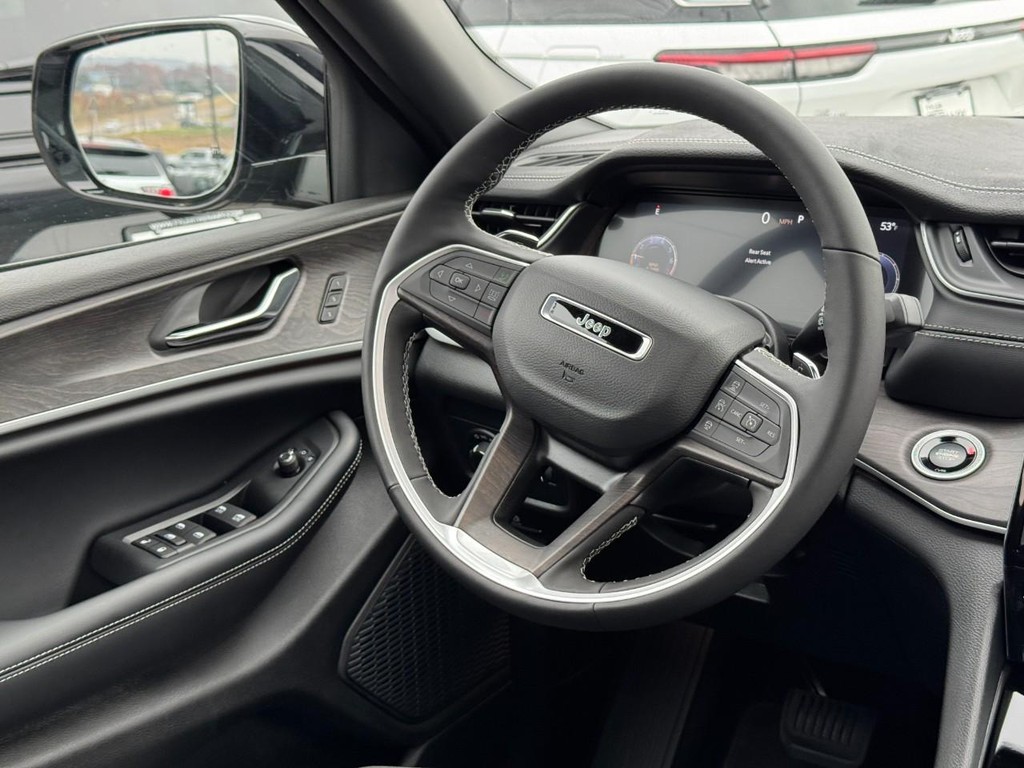 Jeep Grand Cherokee Vehicle Full-screen Gallery Image 07