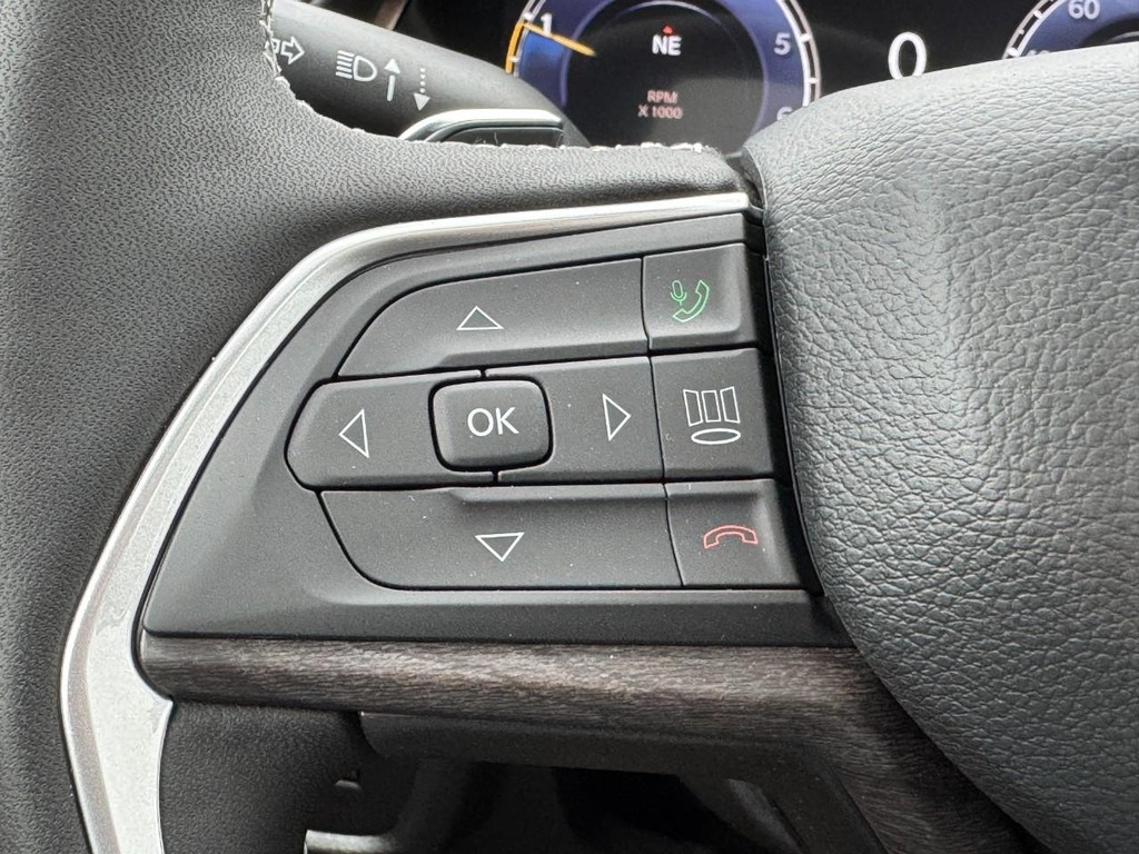 Jeep Grand Cherokee Vehicle Full-screen Gallery Image 11