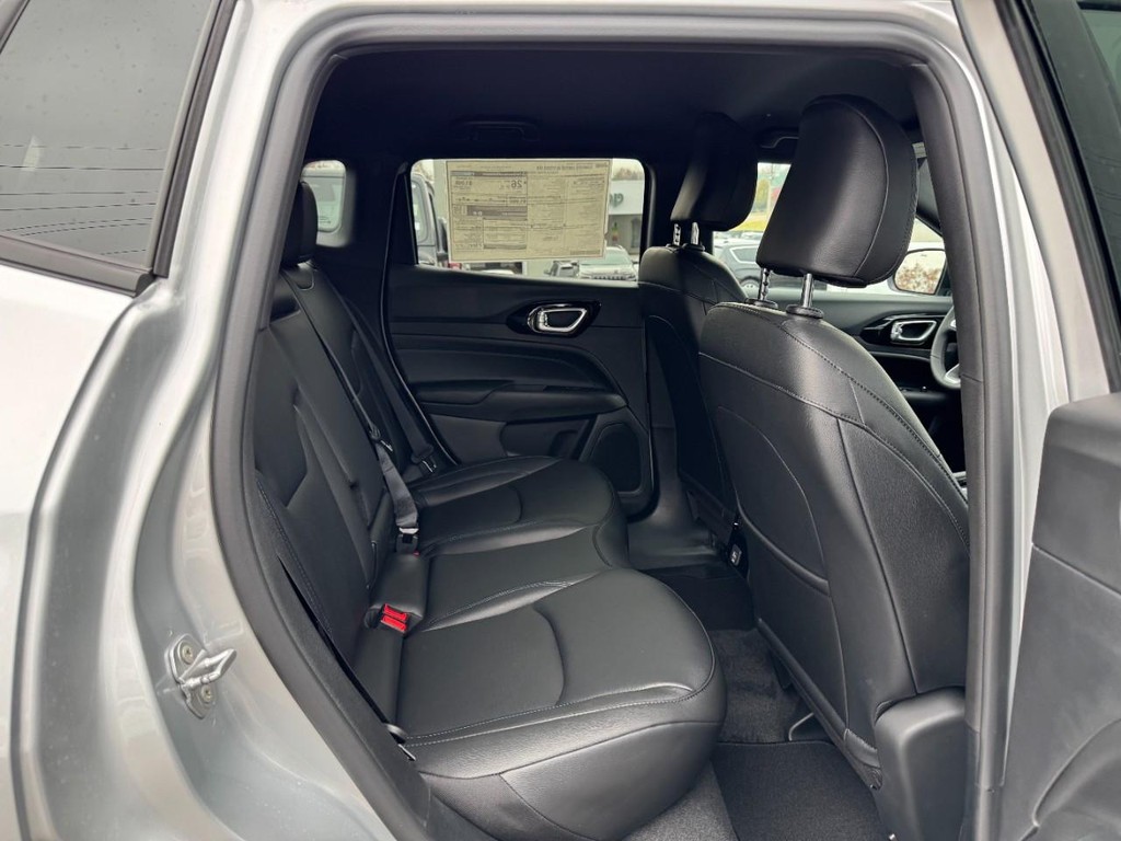 Jeep Compass Vehicle Full-screen Gallery Image 05