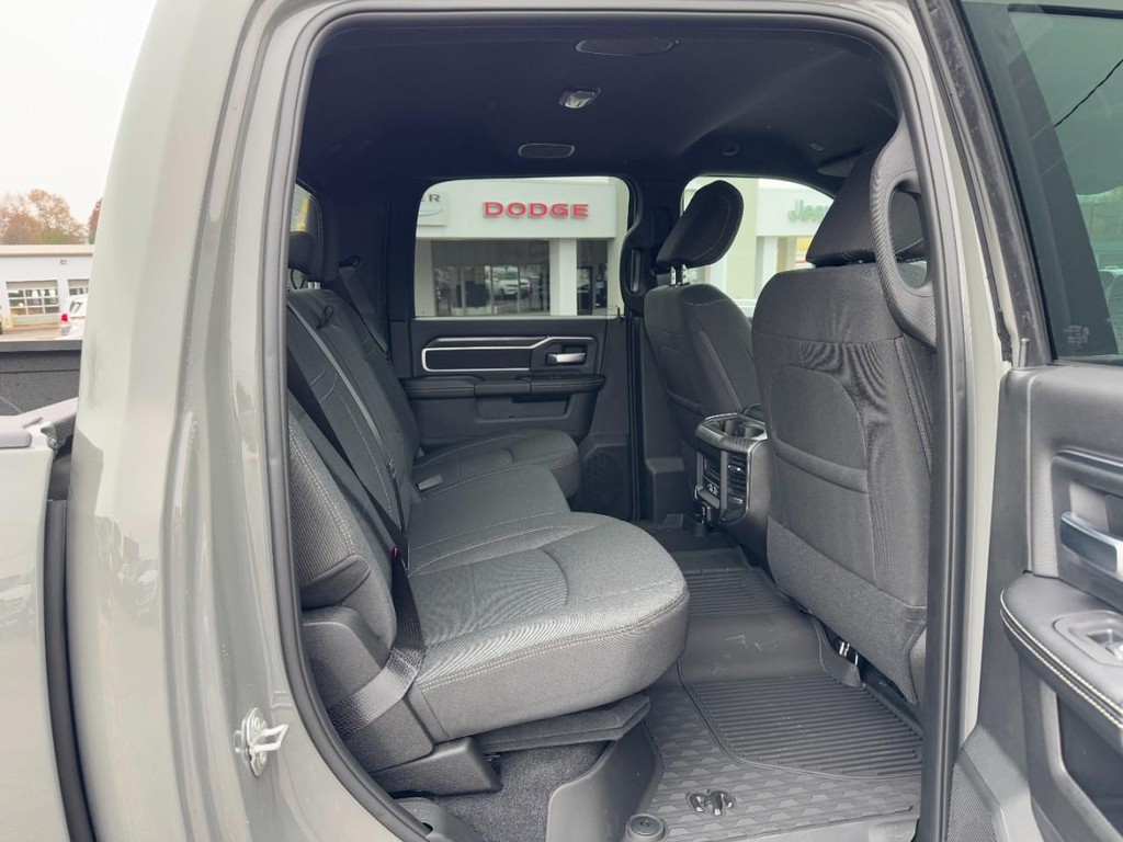 Ram 3500 Vehicle Full-screen Gallery Image 05