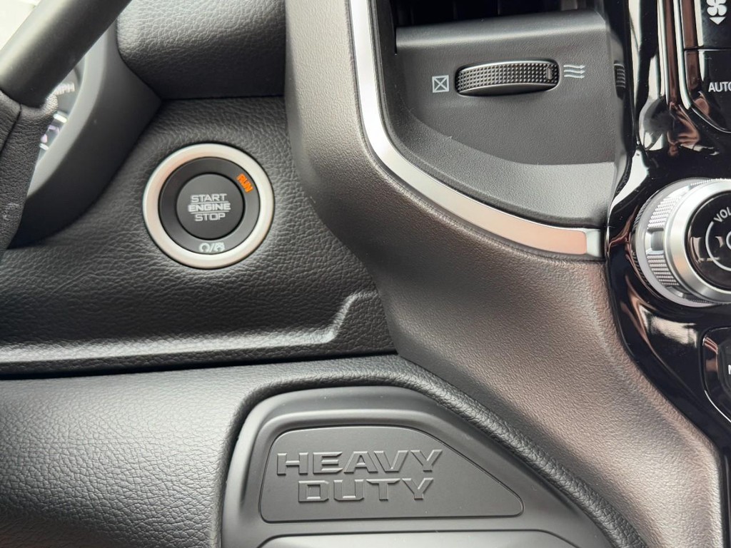 Ram 3500 Vehicle Full-screen Gallery Image 12