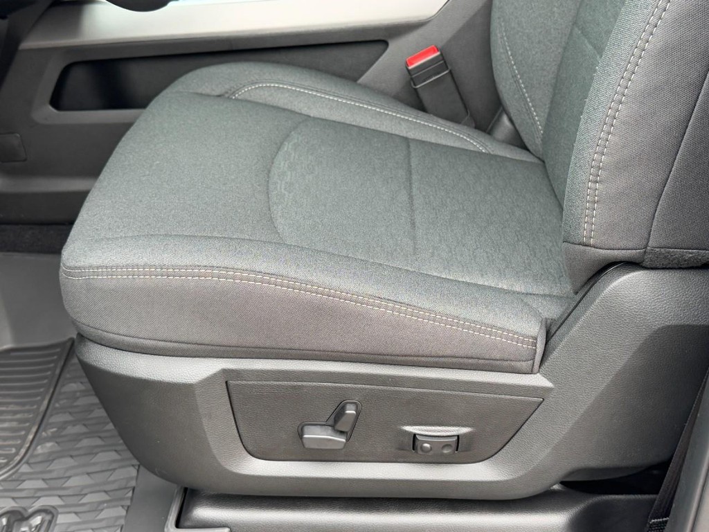 Ram 3500 Vehicle Full-screen Gallery Image 17