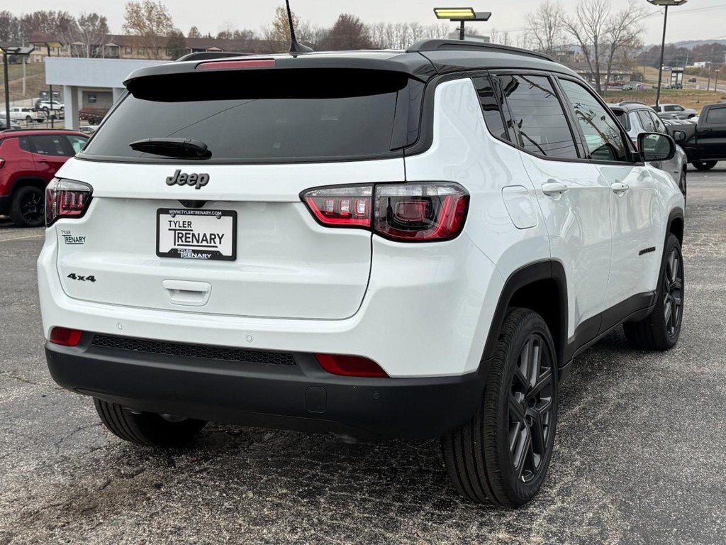 Jeep Compass Vehicle Full-screen Gallery Image 03