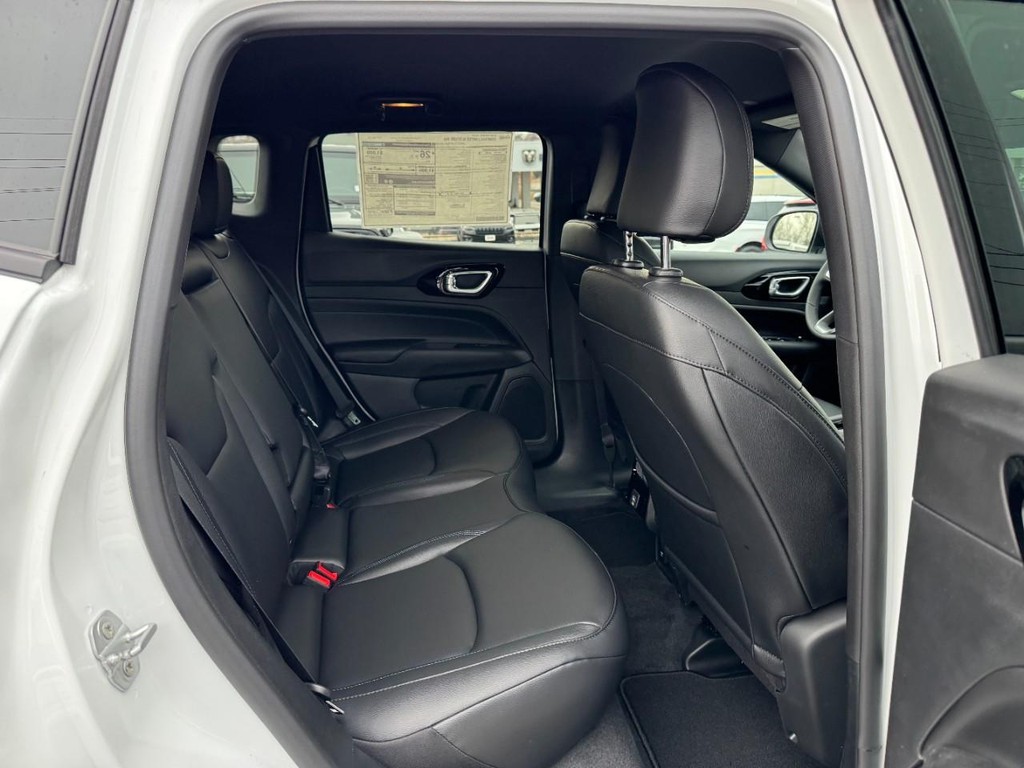 Jeep Compass Vehicle Full-screen Gallery Image 05