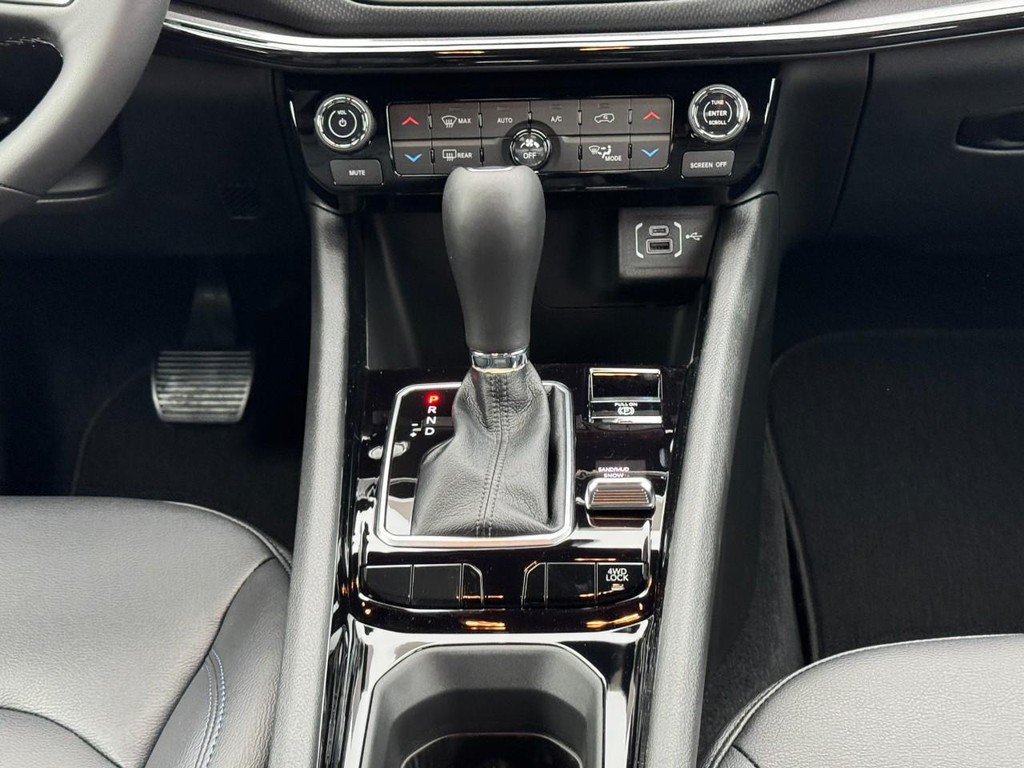 Jeep Compass Vehicle Full-screen Gallery Image 09