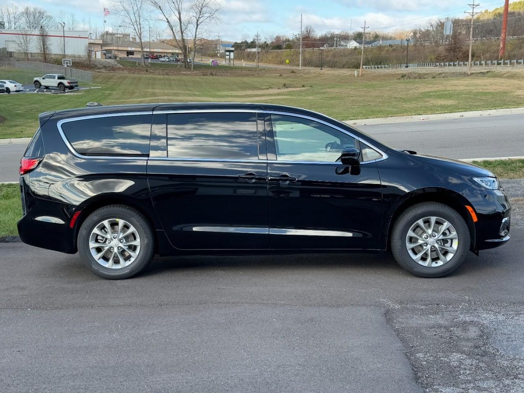 Chrysler Pacifica Vehicle Full-screen Gallery Image 02