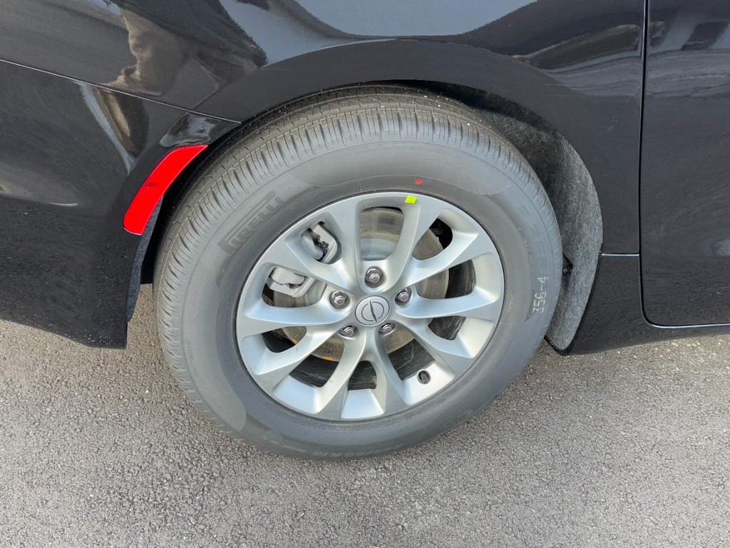 Chrysler Pacifica Vehicle Full-screen Gallery Image 04