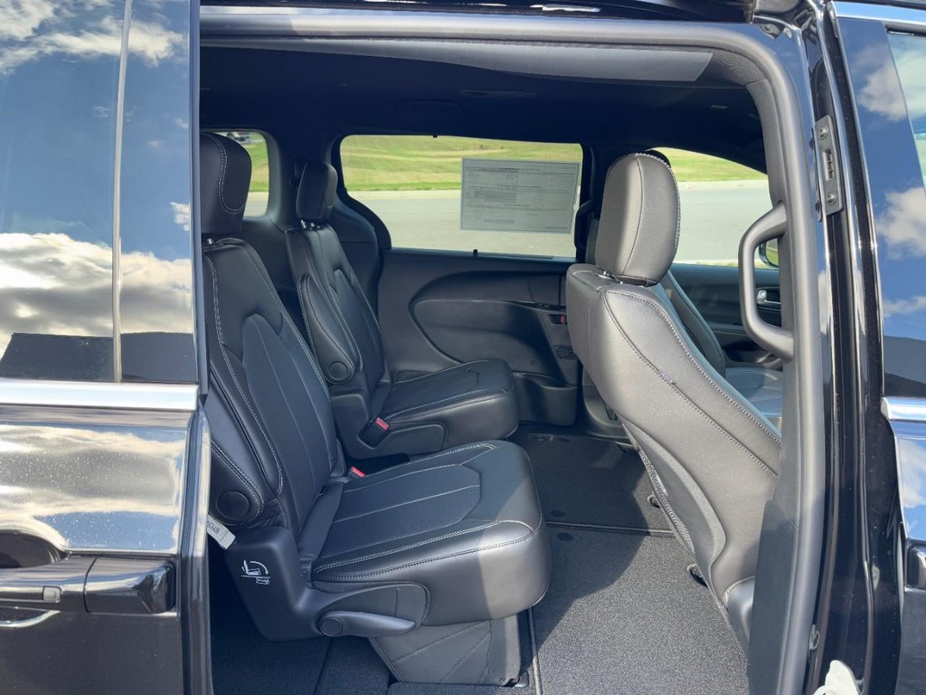 Chrysler Pacifica Vehicle Full-screen Gallery Image 05